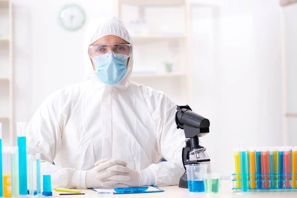 Joven estudiante de química trabajando en laboratorio sobre productos químicos —  Fotos de Stock