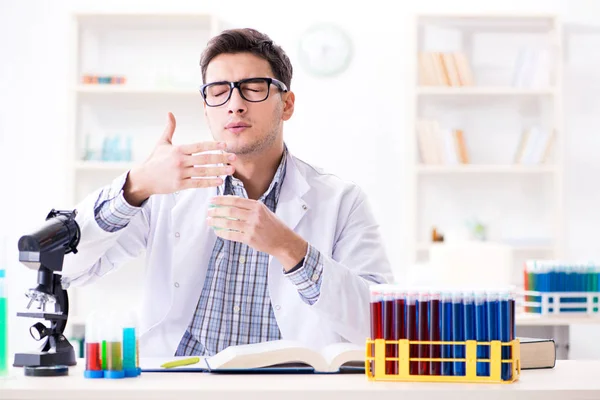 Étudiant en chimie faisant des expériences chimiques en classe activi — Photo