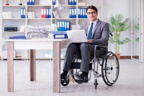 Empresário deficiente que trabalha no escritório — Fotografia de Stock