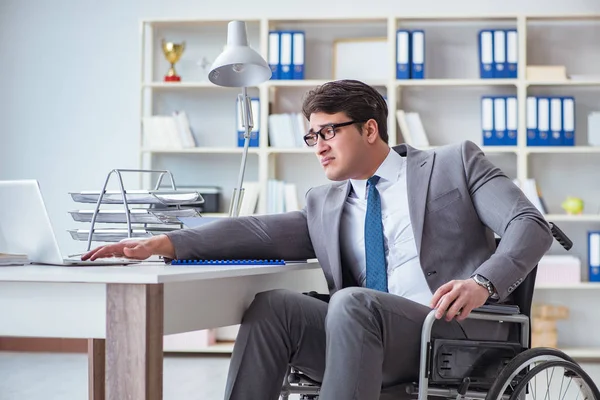 Empresário deficiente que trabalha no escritório — Fotografia de Stock
