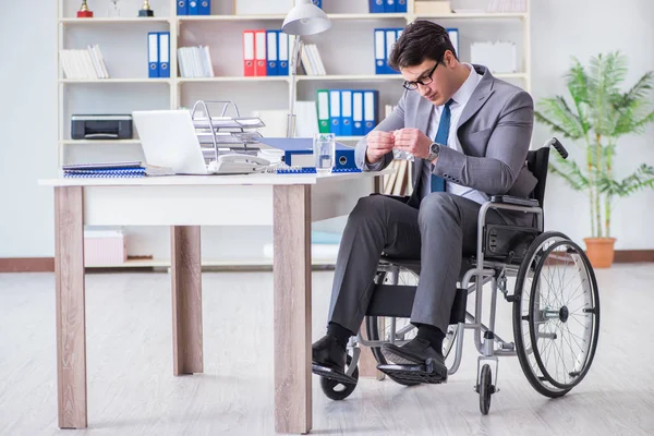 Empresário deficiente que trabalha no escritório — Fotografia de Stock