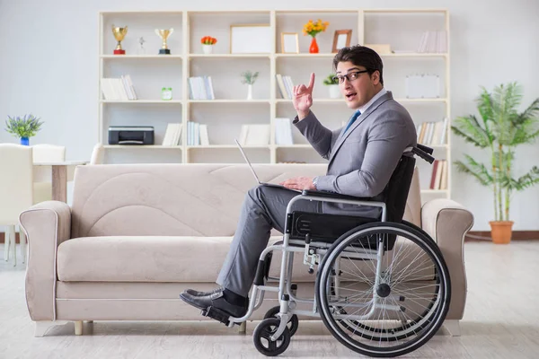 Gehandicapte zakenman op rolstoel werkt thuis — Stockfoto