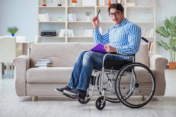 Jonge student rolstoel in gehandicaptenconcept — Stockfoto