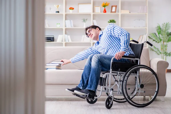 Giovane studente sulla sedia a rotelle nel concetto di disabilità — Foto Stock