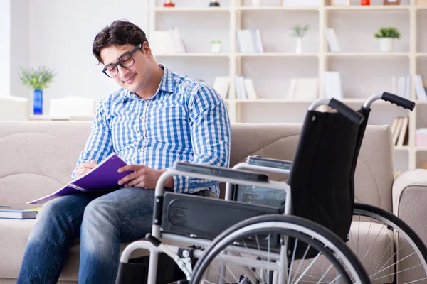 Giovane studente sulla sedia a rotelle nel concetto di disabilità — Foto Stock