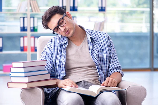 Öğrenci kitap okuyor ve kütüphanede sınavlara hazırlanıyor — Stok fotoğraf