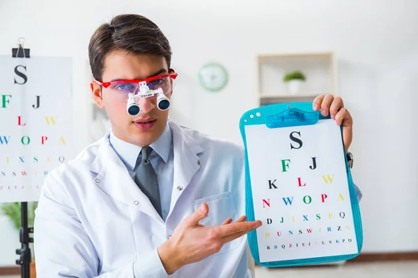 Eye doctor in eyecare concept in het ziekenhuis — Stockfoto