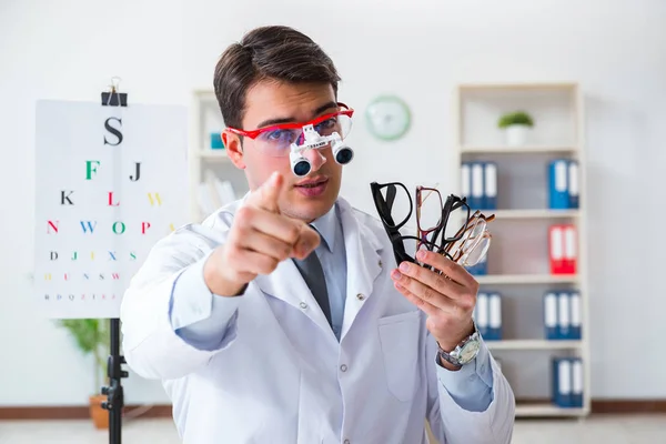 Eye doctor in eyecare concept in het ziekenhuis — Stockfoto