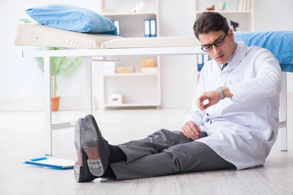 Arzt sitzt im Krankenhaus auf dem Boden — Stockfoto