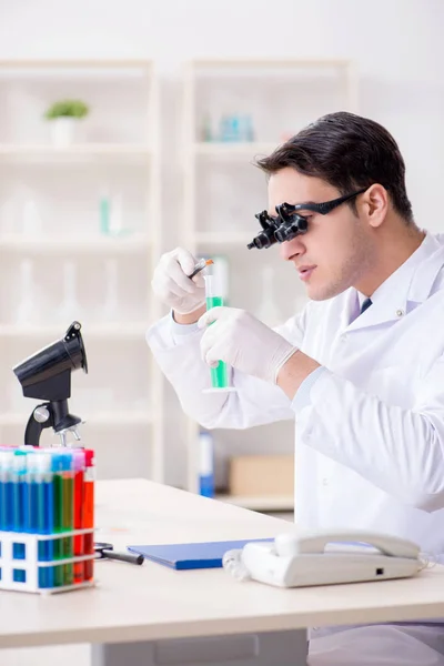 Chemist working on cannabis extract for medical purposes — Stock Photo, Image