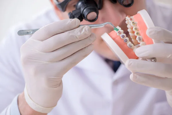 Junge Zahnärztin arbeitet in der Zahnklinik — Stockfoto