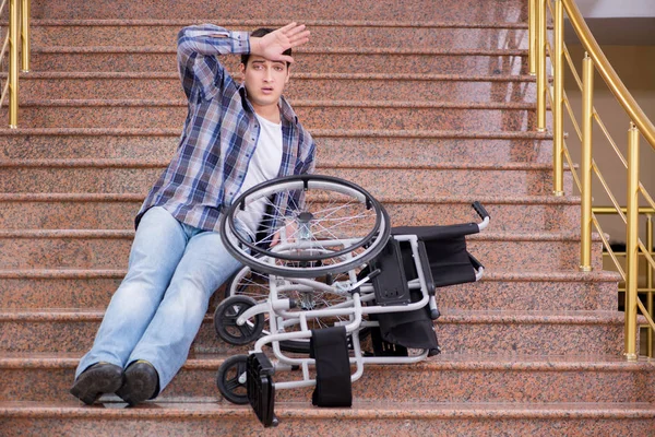Uomo disabile sulla sedia a rotelle che ha problemi con le scale — Foto Stock