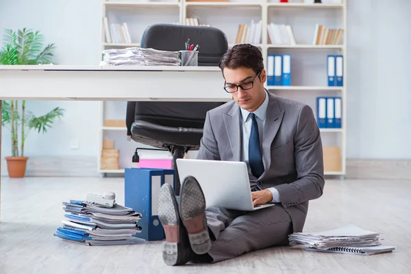 Empresário trabalhando e sentado no chão no escritório — Fotografia de Stock