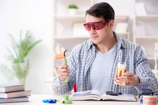 Estudiante de medicina aprendiendo odontología en clase —  Fotos de Stock