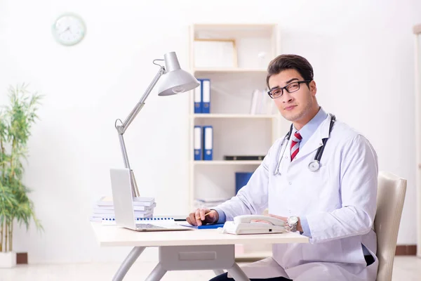 Joven médico guapo trabajando en la habitación del hospital —  Fotos de Stock