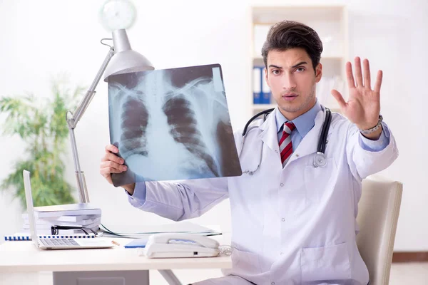 Jovem médico bonito trabalhando no quarto do hospital — Fotografia de Stock