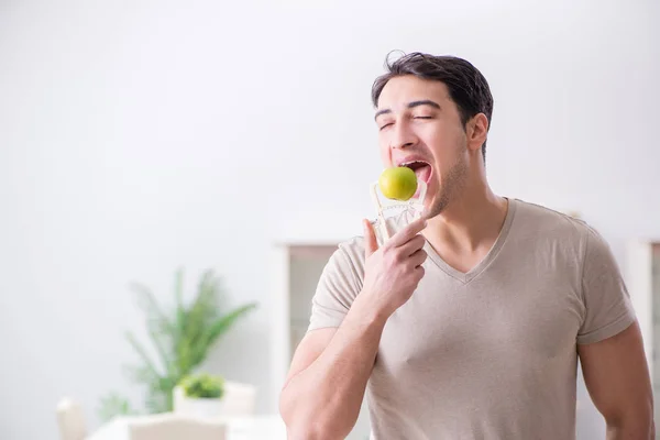 Hombre midiendo grasa corporal con pinzas — Foto de Stock