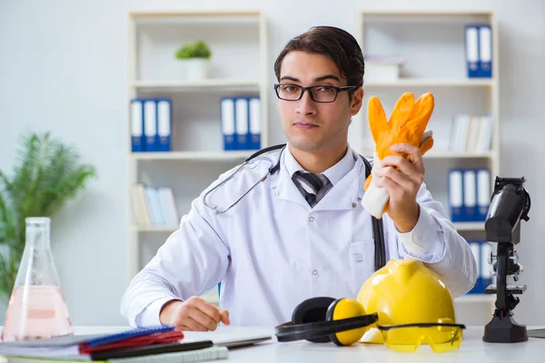 Médico de seguridad aconsejando sobre el uso de guantes de protección — Foto de Stock