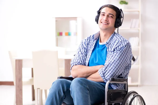 Homem com deficiência ouvindo música em cadeira de rodas — Fotografia de Stock