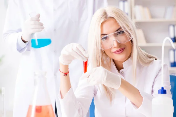 Jovem mulher médica no laboratório de clínica hospitalar — Fotografia de Stock