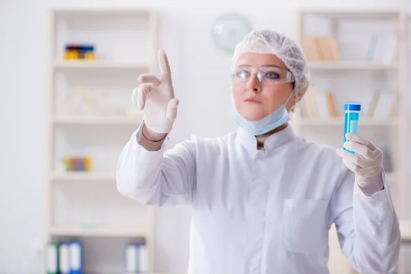 Vrouw chemicus drukt op virtuele knop in het lab — Stockfoto