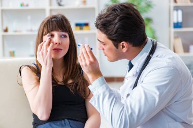 Doktor ilk yardım konseptinde hastayı kontrol ediyor.