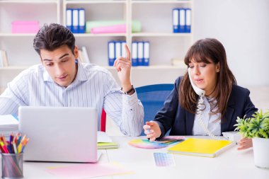 İnsanlar projenin yeni tasarımını tartışıyor