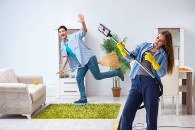 Genç bir aile evi temizliyor.