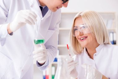 Laboratuvarda tartışan iki kimyager.
