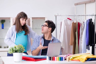 Hamile kadın yeni kıyafet için terziye gidiyor.