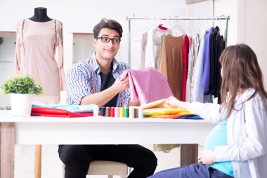 Hamile kadın yeni kıyafet için terziye gidiyor.