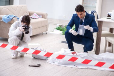 Adli tıp dedektifi suç mahallinde.