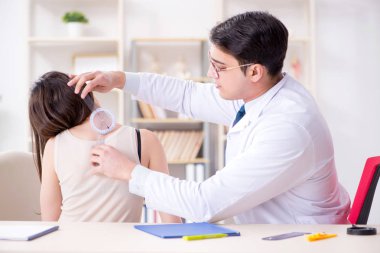 Doktor hastaların eklem esnekliğini gonimetreyle kontrol ediyor.