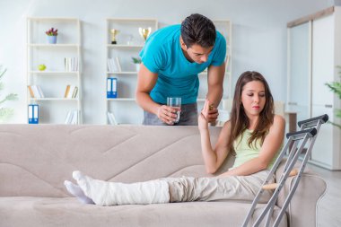 Koca adam yaralı karısına destek oluyor.