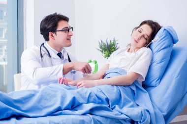 Doktor hastane odasında tıbbi enjeksiyon yapıyor.
