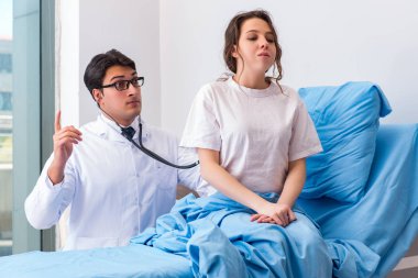 Hastanedeki hastayı ziyaret eden doktor.