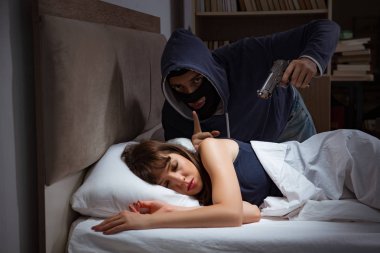 Hırsızlar gece yatak odasına girip uyuyorlar.