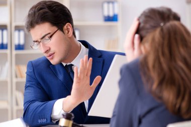 Avukat, ofisteki müvekkili ile konuşuyor.