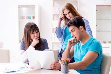 Tasarımcı takımı yeni iç projeyi tartışıyor