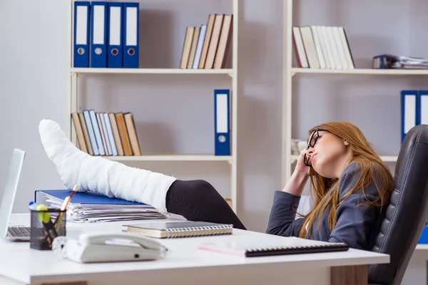 Busiesswoman werknemer met gebroken been in het kantoor — Stockfoto