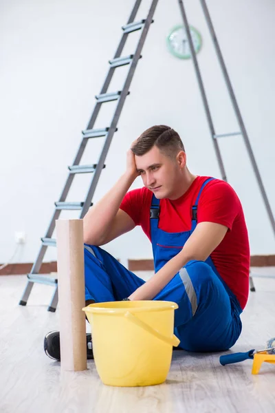 Trabalhador contratante se preparando para decoração papel de parede — Fotografia de Stock