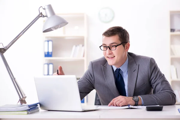 Junge hübsche Geschäftsfrau arbeitet im Büro am Schreibtisch — Stockfoto