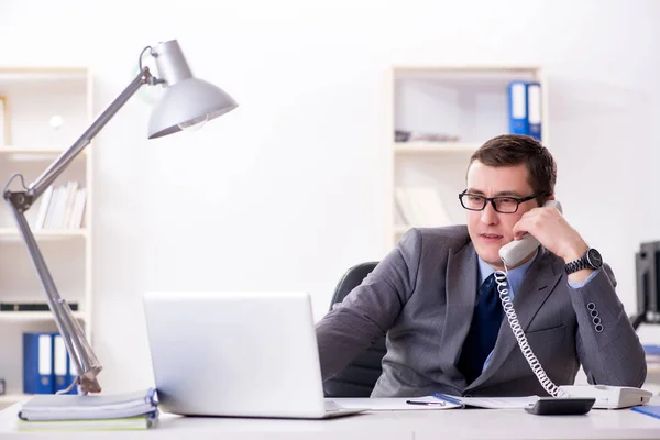 Zakenman werknemer in gesprek aan de telefoon op kantoor — Stockfoto
