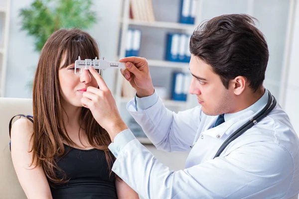 Ophthalmologist is checking up patient in eye doctor hospital — Stock Photo, Image