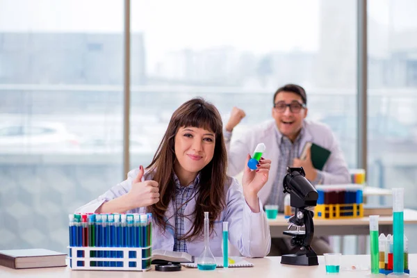 Dois químicos que trabalham em laboratório experimentando — Fotografia de Stock