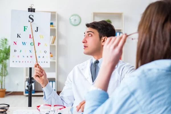 Lekarz z pacjentem na badaniu wzroku — Zdjęcie stockowe