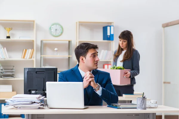 Person, die von ihrer Arbeit entlassen wird — Stockfoto