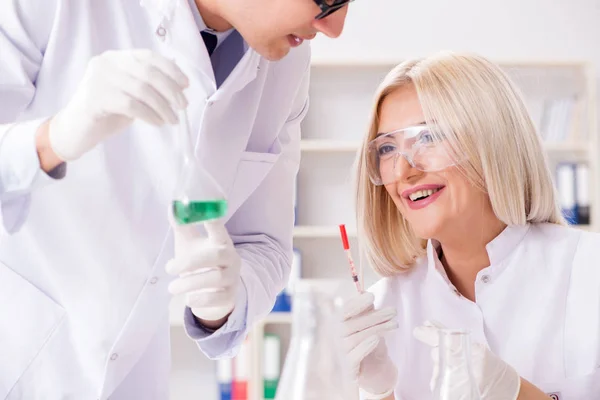 Dos químicos discutiendo en el laboratorio — Foto de Stock