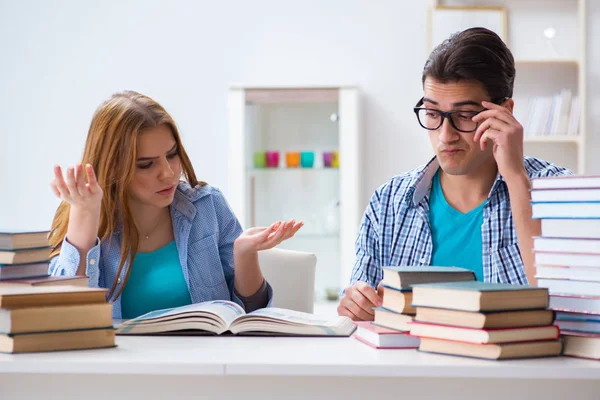 Par de estudantes que estudam para exames universitários — Fotografia de Stock