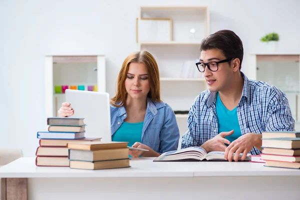 Dos estudiantes preparándose para los exámenes escolares — Foto de Stock